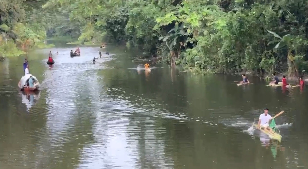 মাদারীপুরে উৎসবমুখর পরিবেশে জমজমাট ব্যতিক্রমী ভেলা বাইচ প্রতিযোগিতা
