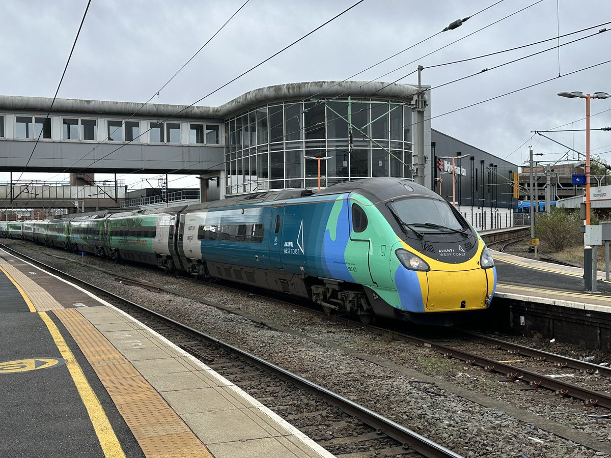 JoeSRailTrainP1's tweet photo. Here’s another star of the Pendolino 390121 ( Opportunity ) 9S54 08:40 London Euston - Edinburgh. It’s quite hard to compare both Progress & Opportunity as they are both great looking fleet. But for me personally I think Opportunity is the winner, I think light and dark blue colour matches well with the green. But that’s my opinion, I’m sure you all have different views.