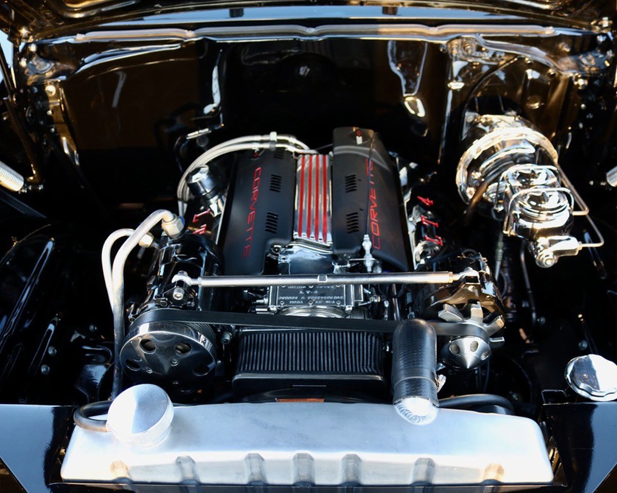 Barrett_Jackson's tweet image. See what's under the hood! This custom 1957 @Chevrolet #Nomad is powered by a fuel-injected #LT4 V8 mated to a 4-speed 700R4 automatic. 

Learn more: bit.ly/AZ25TW-1957Che…