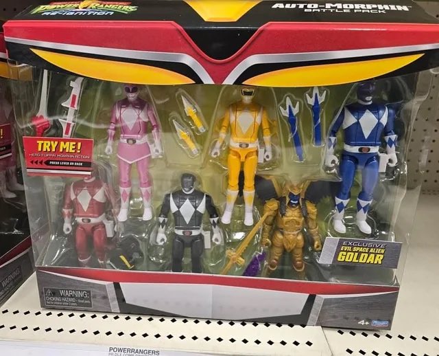 PwrRngr's tweet image. BRAND NEW 6-Pack of the Mighty Morphin #PowerRangers Re-Ignition Auto Morphin figures from @PlaymatesToys, now arriving at Target stores.

Not sure how Goldar is “exclusive” but the box design is a nice touch. 

[via @Toyshiz on IG]