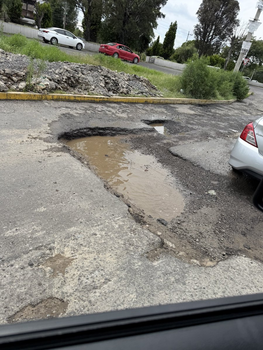 gtowers94's tweet photo. Lateral recta a Cholula, bajando de periférico para incorporarse a la recta frente a agencia changan. @JCarlos_Valerio @carlosmartinh https://t.co/5y9FqogxlI