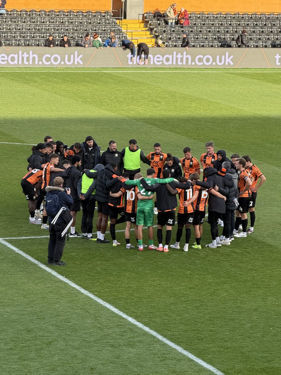 Most teams dread playing against the wind but this winning <a href="/BarnetFC/">Barnet FC 🐝</a> side made it look like an autumn breeze. Swift, sharp, and fleet of foot, they turned resistance into rhythm and gusts into glory. 💛🖤⚽️ #BarnetFC #BeeArmy