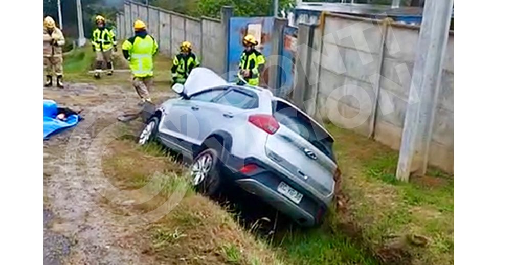 #Curepto// 1 persona fallecida deja choque de vehículo menor con acceso a copas de agua sector #Gualleco. En el lugar, altura del km 42 de la ruta que une la capital del #Maule con Curepto, trabaja Bomberos, Carabineros y personal de salud. 
En desarrollo…