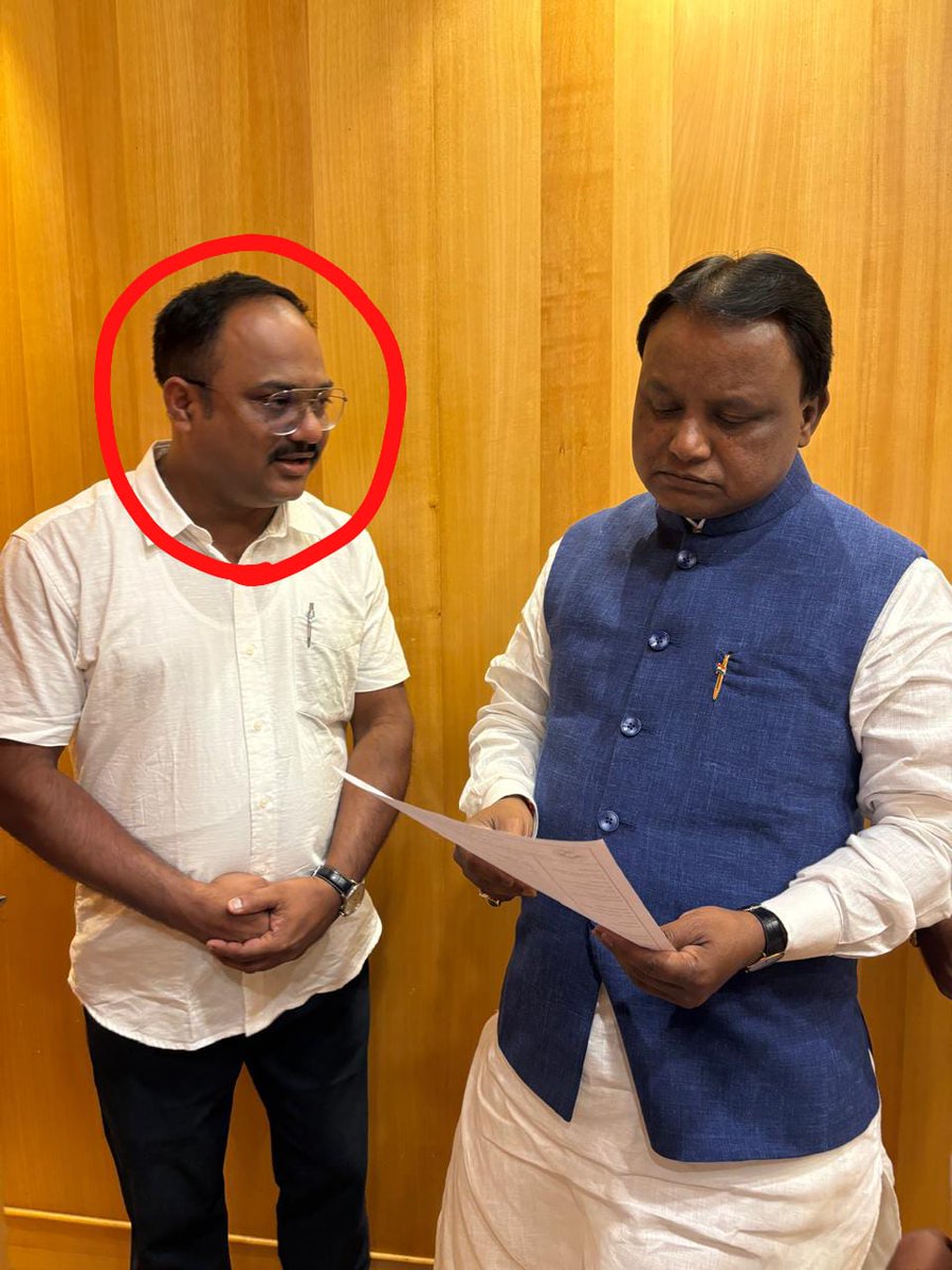 OVTA_Parody's tweet photo. ଚାକିରୀ ଦଲାଲ ସୁନୀଲ ଦେବତା ର ବିଜେପି ନେତା ମାନଙ୍କ ସହ ନିବିଡ଼ ସମ୍ପର୍କ.. ଏମିତି କି ଆମ ଲୋକପ୍ରିୟ ମୁଖ୍ୟମନ୍ତ୍ରୀଙ୍କ ସହ ବି ବହୁତ ଭଲ ସମ୍ପର୍କ.. ସେଇ ସାହସରେ ଆଜି ଚାକିରୀ ବିକା ଚାଲିଛି.. ଓଡ଼ିଶାର ଯୁବବର୍ଗ ଆଜି ଭକୁଆ..@CMO_Odisha @NityanandaBJP @OSEPA_Official @AnanyaDasIAS @SMEOdisha @dpradhanbjp @samajalive https://t.co/04t65p1Td6