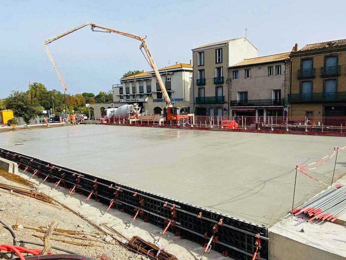 SFreyAgde's tweet photo. CŒUR DE VILLE ❤️ Les travaux d’embellissement du Cœur de Ville d’Agde. Les travaux de revêtement vont ouvrir une perspective nouvelle vers le Château Laurens et proposer un espace public entièrement rénové destiné aux piétons. 🚶 #agde #CoeurDeVille #promenade #chateaulaurens https://t.co/iAKeLbZr4r