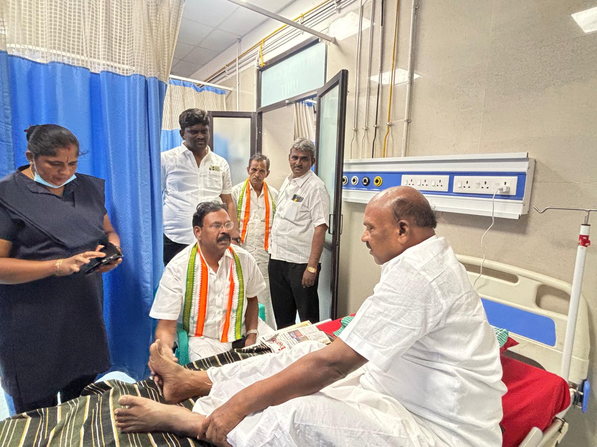 ruby_manoharan's tweet image. உடல் நலக்குறைவால் மருத்துவமனையில் அனுமதிக்கப்பட்டுள்ள முன்னாள் மாவட்ட தலைவர் திரு தமிழ் செல்வன் அவர்களை நான் நேற்று (3.10.25) நேரில் சென்று நலம் விசாரித்த போது....