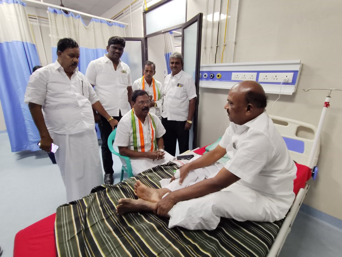 ruby_manoharan's tweet image. உடல் நலக்குறைவால் மருத்துவமனையில் அனுமதிக்கப்பட்டுள்ள முன்னாள் மாவட்ட தலைவர் திரு தமிழ் செல்வன் அவர்களை நான் நேற்று (3.10.25) நேரில் சென்று நலம் விசாரித்த போது....