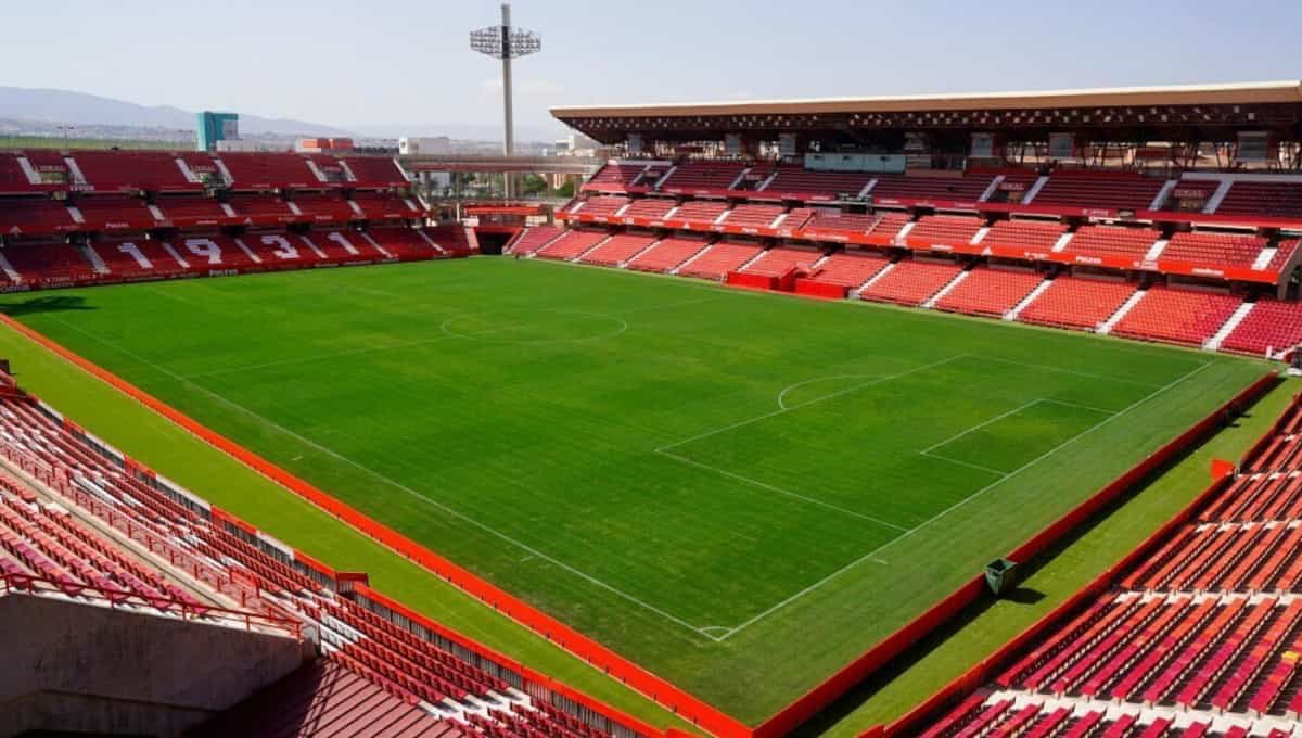 Volvemos hoy a nuestra casa…pero claramente no es la casa que el granadinismo se merece.

Nuestro estadio necesita mejoras y un mínimo de decencia para estar a la altura de nuestro equipo y ciudad.

Mándanos tus fotos a info@uniongranadinista.es o publícalas con #SOSLosCarmenes.