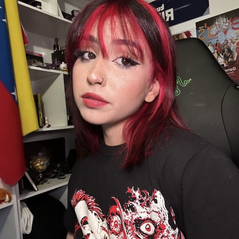 TndenciaStream's tweet image. &quot;FeirlyGab&quot;

Porque se volvió a pintar el cabello y ahora es una chica mala.