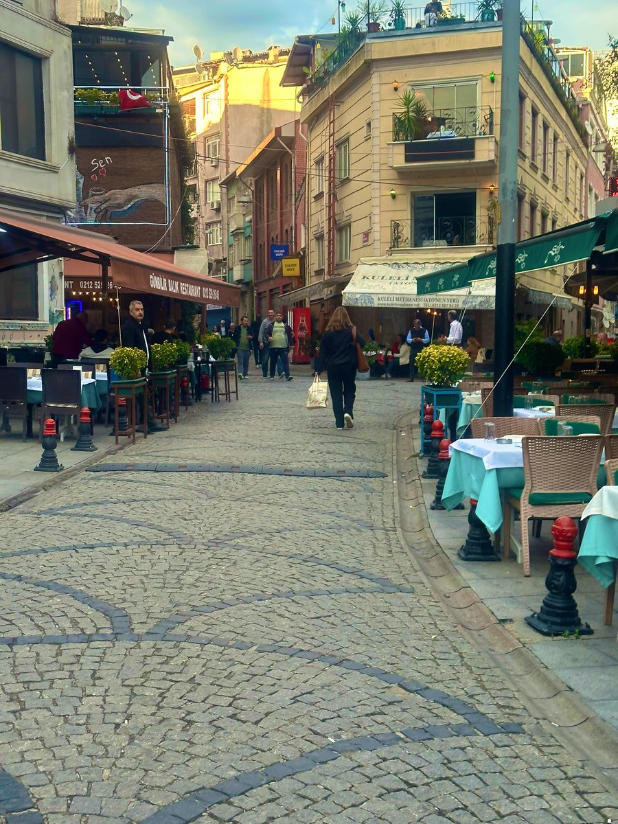 ladymarmaladetr's tweet photo. Semt bizim ev kira… İnceden anason kokusu başlamış #Samatya https://t.co/GHe4Ommkmx