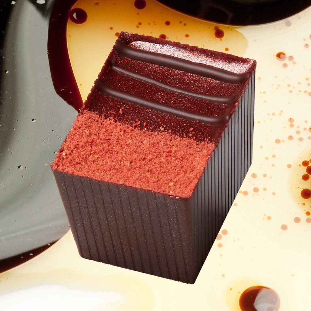 There are so many flavors packed into this little Bon! From the sweet strawberry to the tart balsamic vinegar, with just a touch of olive oil adding that savory  little something... It's a perfect Bon to bring us from summer into fall!