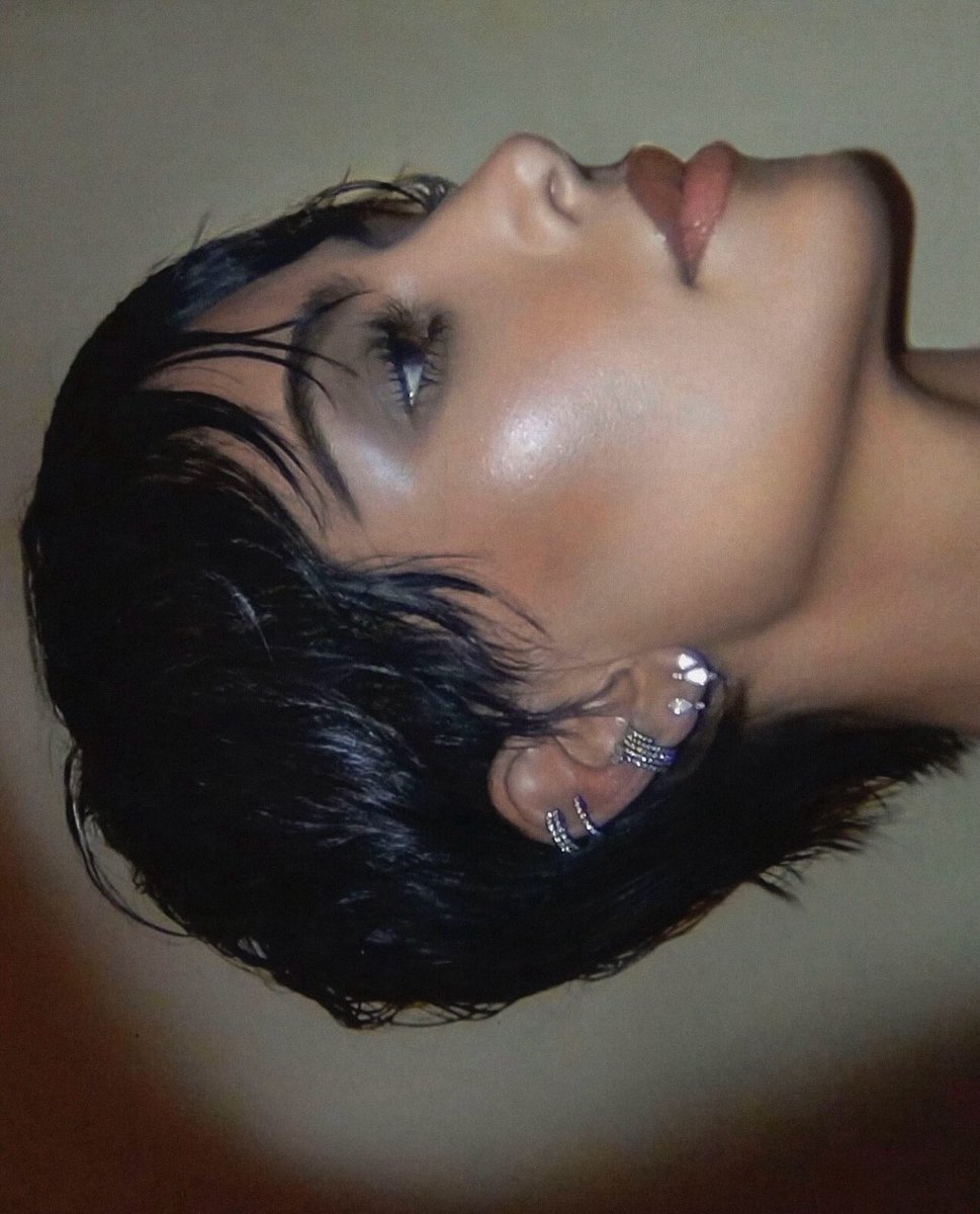 mediaoneuniv's tweet image. Kim Kardashian stuns with a new pixie haircut.

#KimKardashian #PixieCut #NewLook #StyleIcon #BeautyRevolution #HighFashion