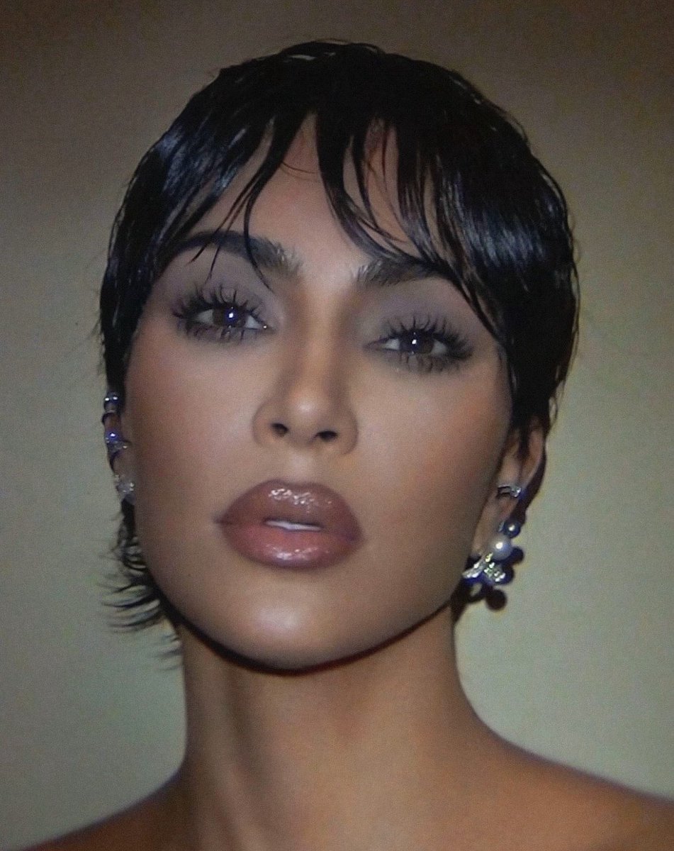 mediaoneuniv's tweet image. Kim Kardashian stuns with a new pixie haircut.

#KimKardashian #PixieCut #NewLook #StyleIcon #BeautyRevolution #HighFashion