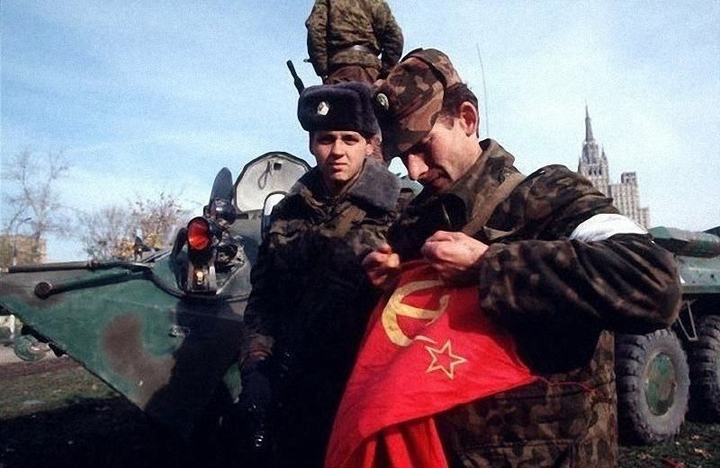 alexaigor's tweet photo. Чёрный день России.

4 октября 1993 года. Танки бьют прямой наводкой по зданию Верховного Совета РСФСР. В России совершен ельцинский госпереворот. Так выглядит лицо капитализма и буржуазной "демократии". https://t.co/VK3hvzemuE