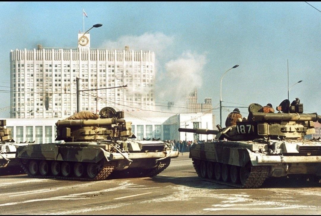 alexaigor's tweet photo. Чёрный день России.

4 октября 1993 года. Танки бьют прямой наводкой по зданию Верховного Совета РСФСР. В России совершен ельцинский госпереворот. Так выглядит лицо капитализма и буржуазной "демократии". https://t.co/VK3hvzemuE