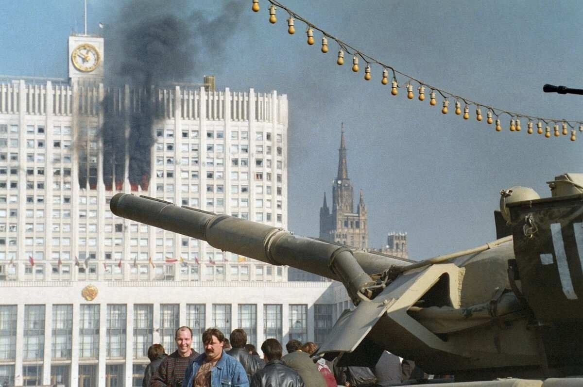 alexaigor's tweet photo. Чёрный день России.

4 октября 1993 года. Танки бьют прямой наводкой по зданию Верховного Совета РСФСР. В России совершен ельцинский госпереворот. Так выглядит лицо капитализма и буржуазной "демократии". https://t.co/VK3hvzemuE