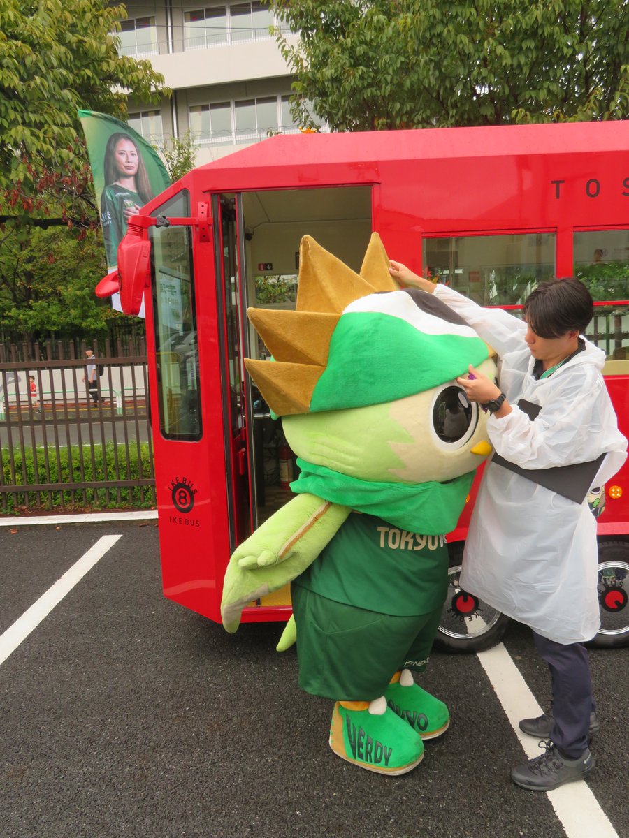 YM00812288's tweet photo. 大人しく帽子をかぶせてもらう。
バスには・・・乗れない。
ちょっと他に行ってる間に、昇降機から載せてもらってた。
#reverun https://t.co/90Xg9G2fGP