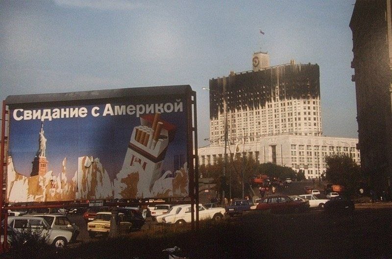 Чёрный день России.

4 октября 1993 года. Танки бьют прямой наводкой по зданию Верховного Совета РСФСР. В России совершен ельцинский госпереворот. Так выглядит лицо капитализма и буржуазной "демократии".