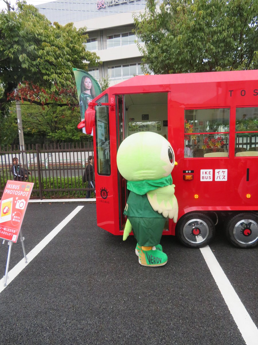 YM00812288's tweet photo. 大人しく帽子をかぶせてもらう。
バスには・・・乗れない。
ちょっと他に行ってる間に、昇降機から載せてもらってた。
#reverun https://t.co/90Xg9G2fGP