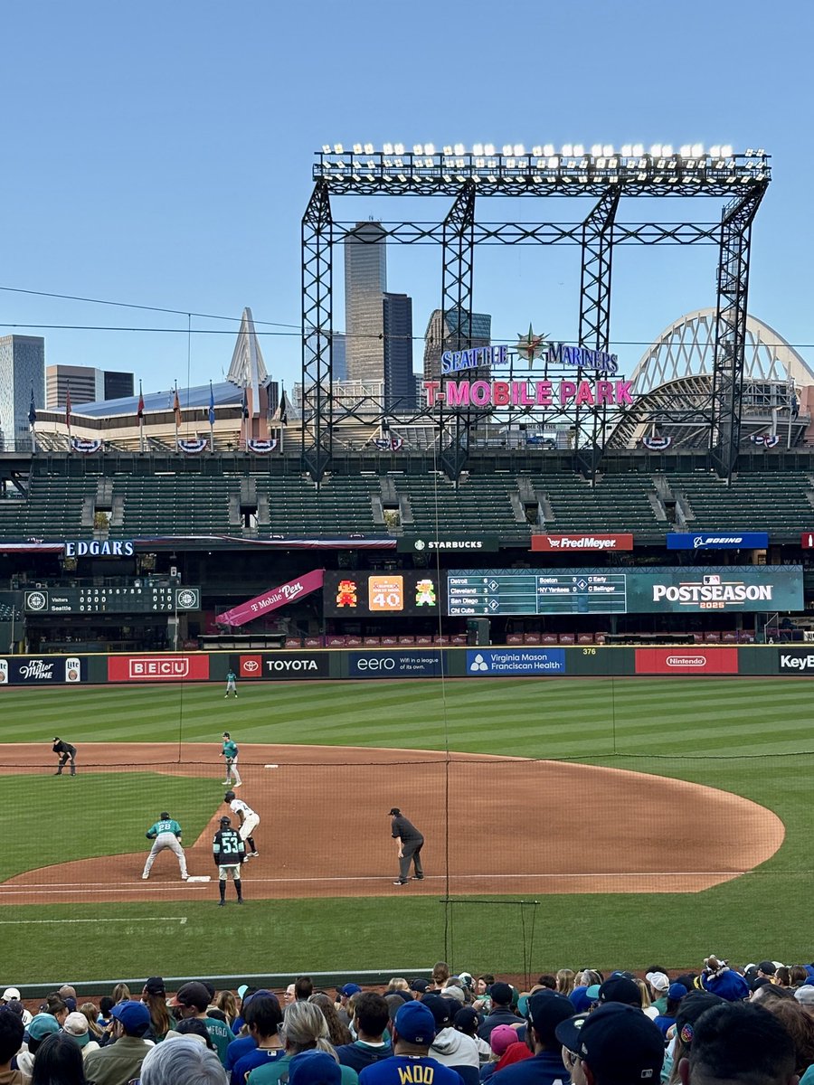 bfrischy7's tweet image. Sure was fun being on the field the other night. Go @Mariners!