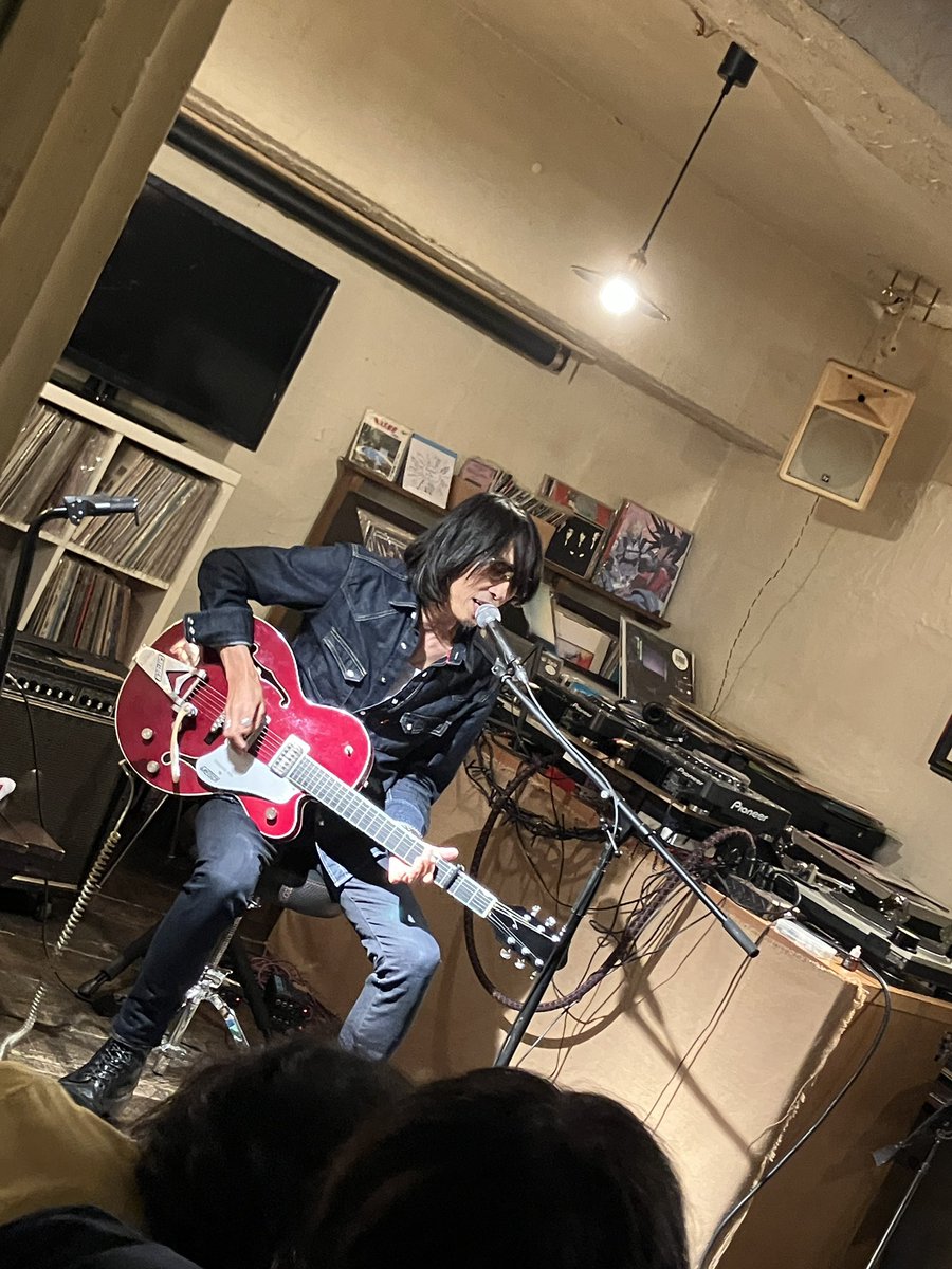 theendz_moto's tweet photo. 一夜明けての 二夜か
手裏剣night と 血の通った生活ツアー
熱い気持ちになれた夜でした🔥
心と身体がザワザワした！みんな音楽の日本人だ カッコよかった！
じゃっくさんとただけんくんは夜が明けたら札幌で北海道ツアーファイナルだ
旭川に血の通った音楽を届けてくれてありがとう！！ https://t.co/OBi3bE1PMS