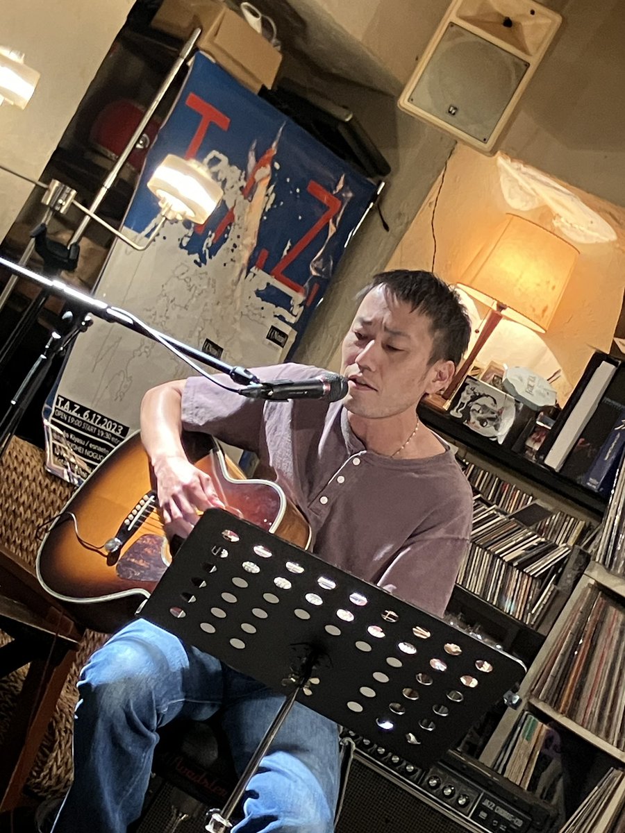 theendz_moto's tweet photo. 一夜明けての 二夜か
手裏剣night と 血の通った生活ツアー
熱い気持ちになれた夜でした🔥
心と身体がザワザワした！みんな音楽の日本人だ カッコよかった！
じゃっくさんとただけんくんは夜が明けたら札幌で北海道ツアーファイナルだ
旭川に血の通った音楽を届けてくれてありがとう！！ https://t.co/OBi3bE1PMS