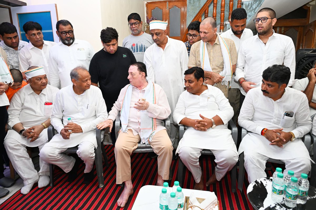 बीकानेर में पूर्व शिक्षा मंत्री श्री बीडी कल्ला के आवास पर पहुंचकर उनके बड़े भाई श्री जनार्दन कल्ला की धर्मपत्नी स्व. श्रीमती सावित्री देवी को श्रद्धांजलि अर्पित की।