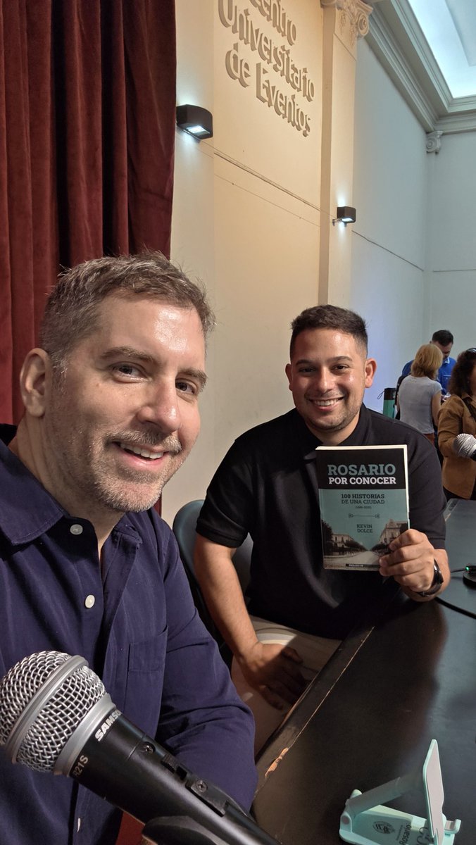 Yojuanjunco's tweet photo. Gracias Kevoooo por permitirme ser el presentador del libro @RosarioXConocer . El tipo no paró de firmar!!!!! https://t.co/DTmKfeQTKt