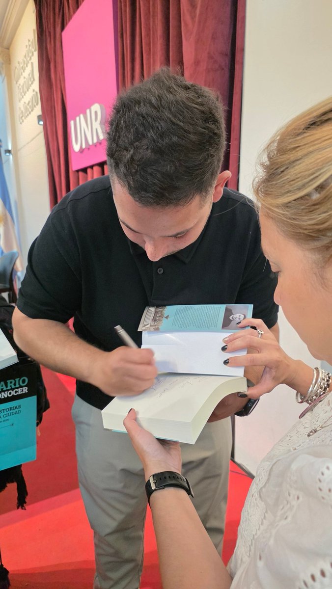 Yojuanjunco's tweet photo. Gracias Kevoooo por permitirme ser el presentador del libro @RosarioXConocer . El tipo no paró de firmar!!!!! https://t.co/DTmKfeQTKt