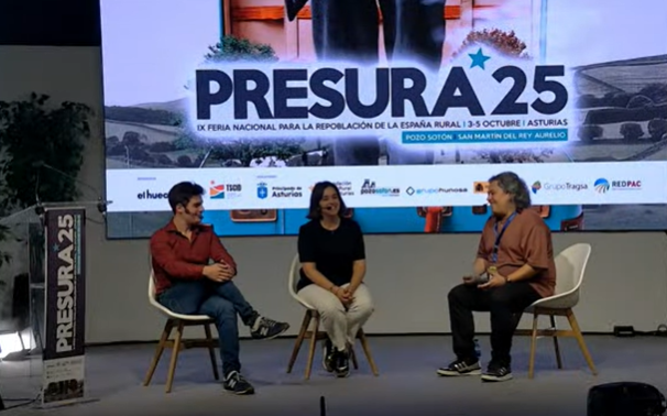 coworking_soria's tweet photo. A #Presura25 llega una mesa para mirar atrás… y avanzar.
 
 "RETROINNOVACIÓN. Soluciones del pasado para los retos del presente y del futuro"
 
Con:
🎙️Santiago Cantalapiedra 
🗣️Luis Martín "El Druida" 
🗣️Carlota Abello Fernández
🗣️Andrea Celicó
@cocreanet https://t.co/FXmI9d0SRj