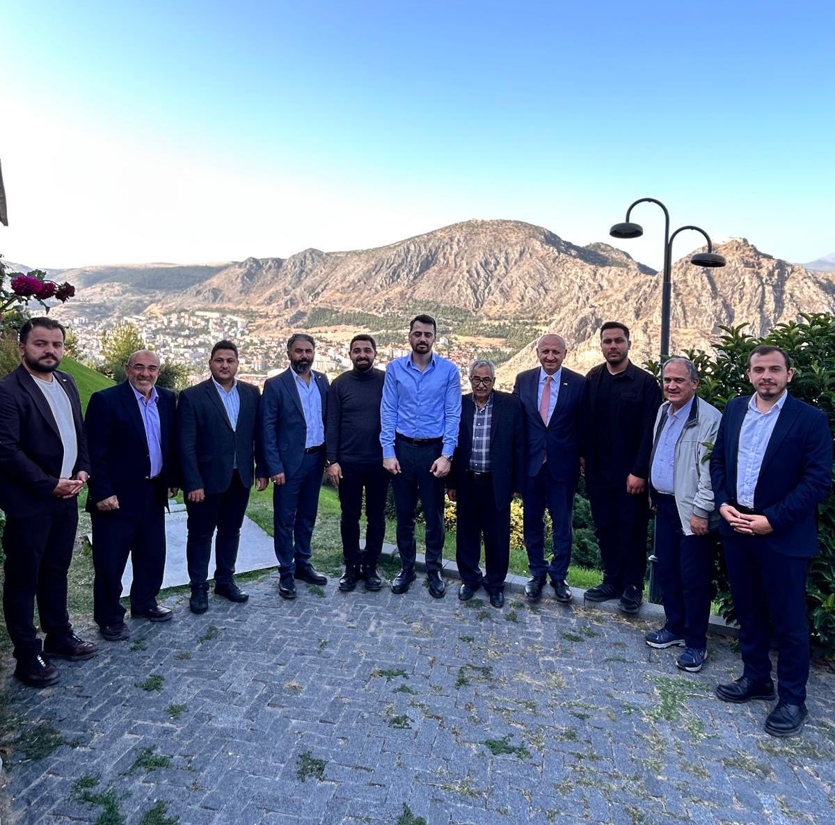 Yönetim Kurulu Üyemiz Ömer Faruk Çalışkan’ın katılımıyla, Amasya İl Merkezimiz ve şubelerimizin de yer aldığı İl Koordinasyon Toplantısı gerçekleştirildi.

Şehzadeler şehri Amasya’da, gönüllülerimizin gayretleri değerlendirildi. İnsani yardım çalışmalarının daha etkin yürütülmesi