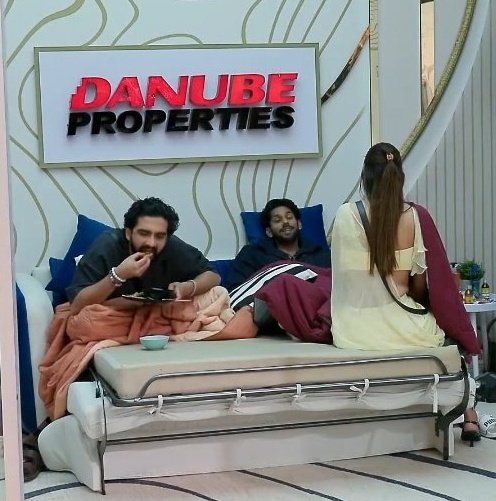 Frozen_pratik's tweet photo. 😭🤚🏻 Calm down guys he is not eating on bed of Danube he is just driving on footpath.
#AbhishekBajaj #BiggBoss19 https://t.co/PGAW5RIy8F
