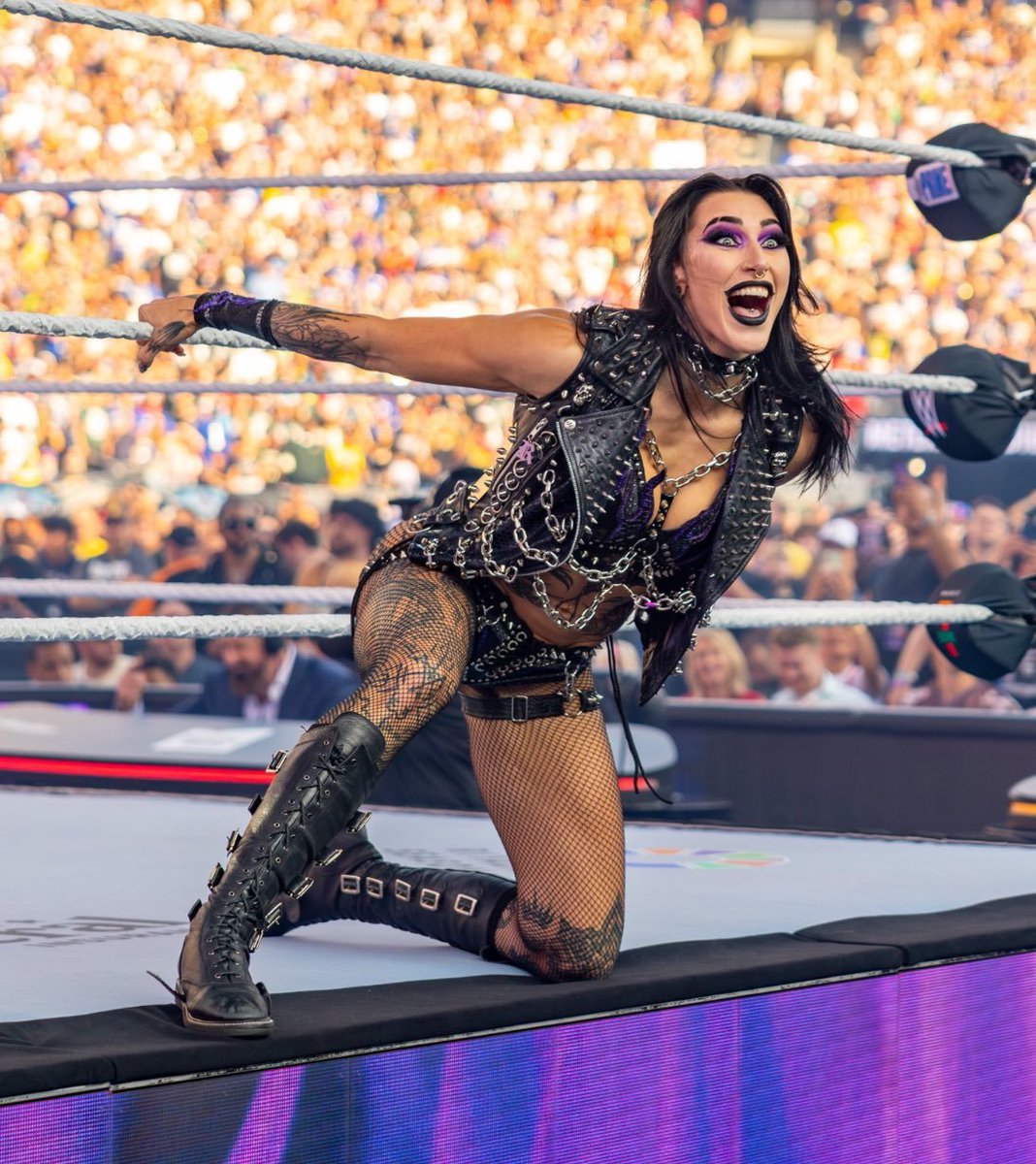 rheamoshpit's tweet image. One week until Rhea&apos;s birthday &amp;amp; Crown Jewel! I&apos;m so excited for her! She gets to go back home to Australia, wrestle in one of the featured matches &amp;amp; celebrate her birthday. It&apos;s gonna be such a special day🥹🖤