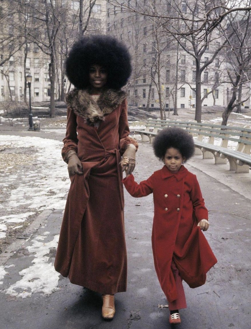 UtterlyInterest's tweet photo. Fashion model Radiah Frye and her daughter photographed by Paul Slade, in Central Park, 1971. #CoolAsF https://t.co/FvdmEyH7fa