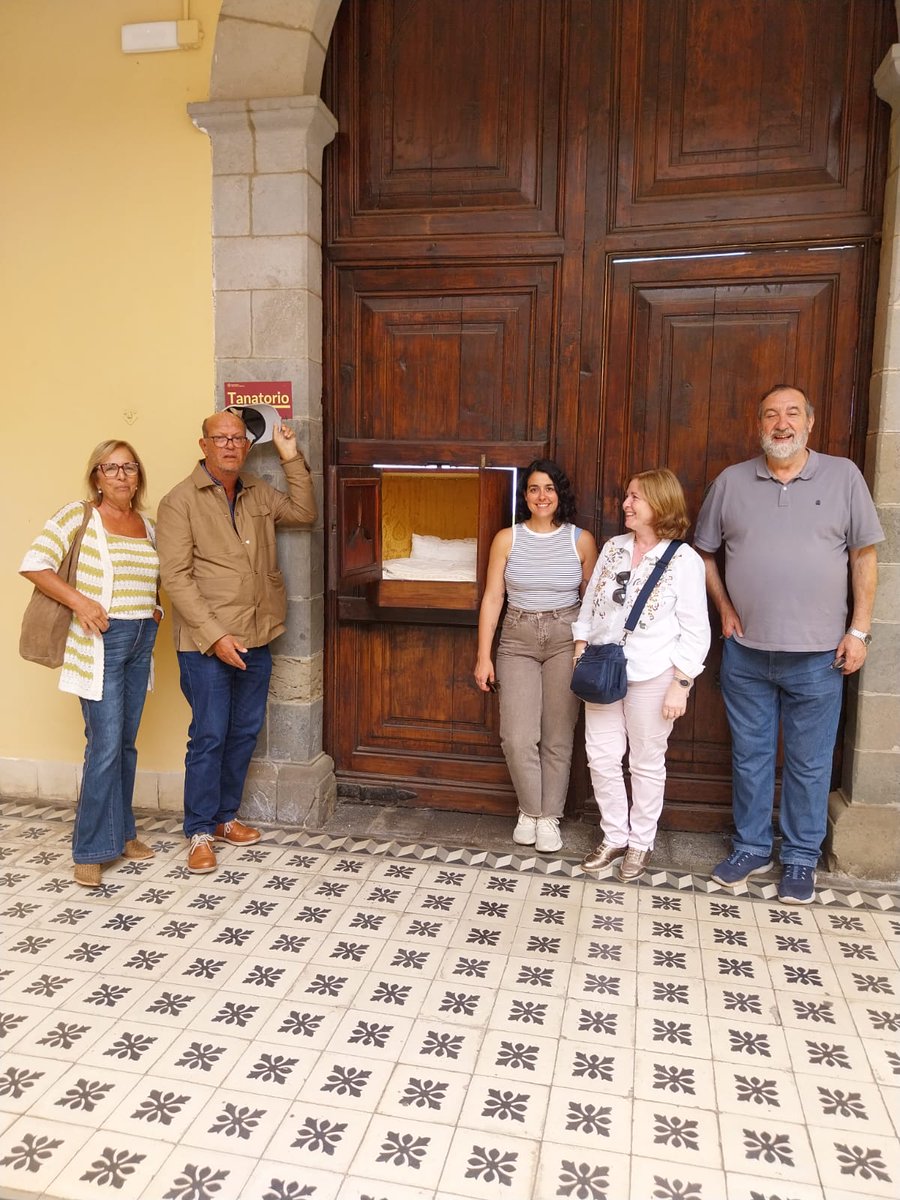 En el torno del Hospital de la Santísima Trinidad e Iglesia de San Francisco de La Orotava. Un regalo llegar aquí por primera vez de la mano de mi querido amigo Pablo Torres, cobijada por la compañía de Vicente Suárez Grimón y Camilo Fernández Cortizo.