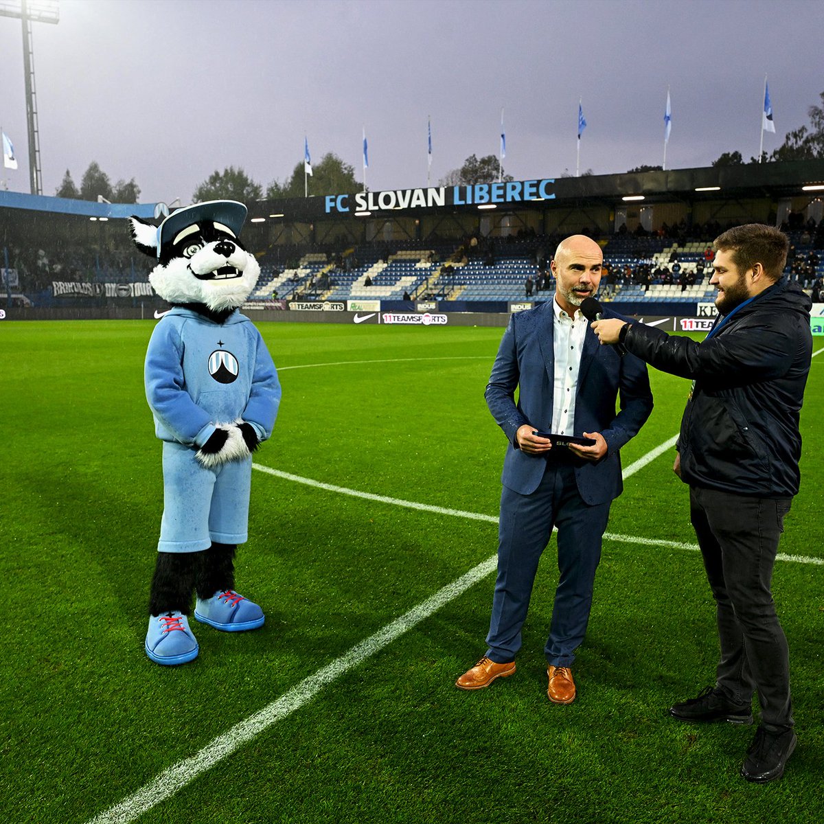 FCSlovanLiberec's tweet photo. ⏱10' | #LIBBOH | 0:0
Počasí, do kterého by psa nevyhnal... 🌧️
Ale náš @maskotzeseveru Nordy je nezmar! 🐶 #FCSL https://t.co/PcXiSngRlJ
