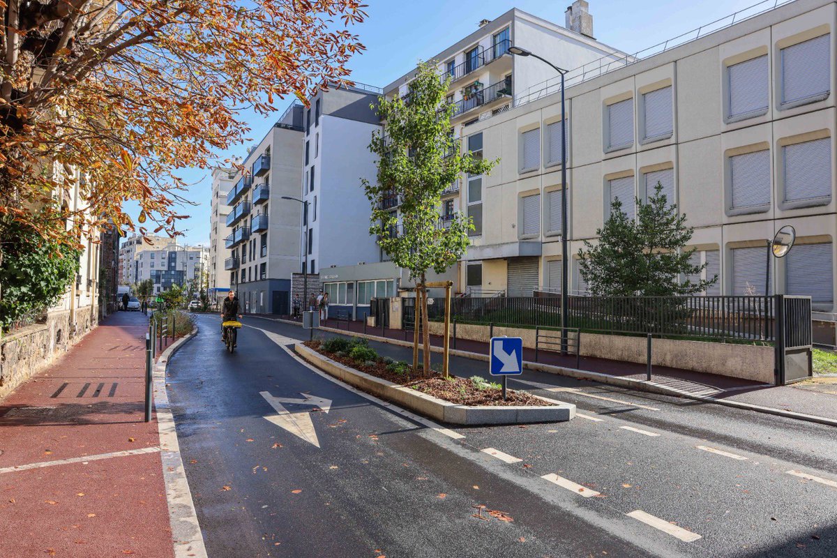 bgauducheau's tweet photo. 🚶♀️🚴♂️🚗 Ce matin, inauguration de la rue Raymond-Marcheron 
✅ Trottoirs végétalisés
✅ Vélorue sécurisée
✅ Espaces + accessibles
Un projet pour une Ville + verte, + apaisée et + agréable à vivre 💚
Merci à nos partenaires @hautsdeseinefr et @GPSO_SeineOuest 🙏 https://t.co/NmekwGXTS9