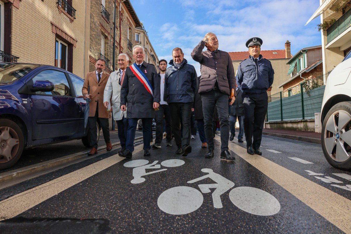 bgauducheau's tweet photo. 🚶♀️🚴♂️🚗 Ce matin, inauguration de la rue Raymond-Marcheron 
✅ Trottoirs végétalisés
✅ Vélorue sécurisée
✅ Espaces + accessibles
Un projet pour une Ville + verte, + apaisée et + agréable à vivre 💚
Merci à nos partenaires @hautsdeseinefr et @GPSO_SeineOuest 🙏 https://t.co/NmekwGXTS9