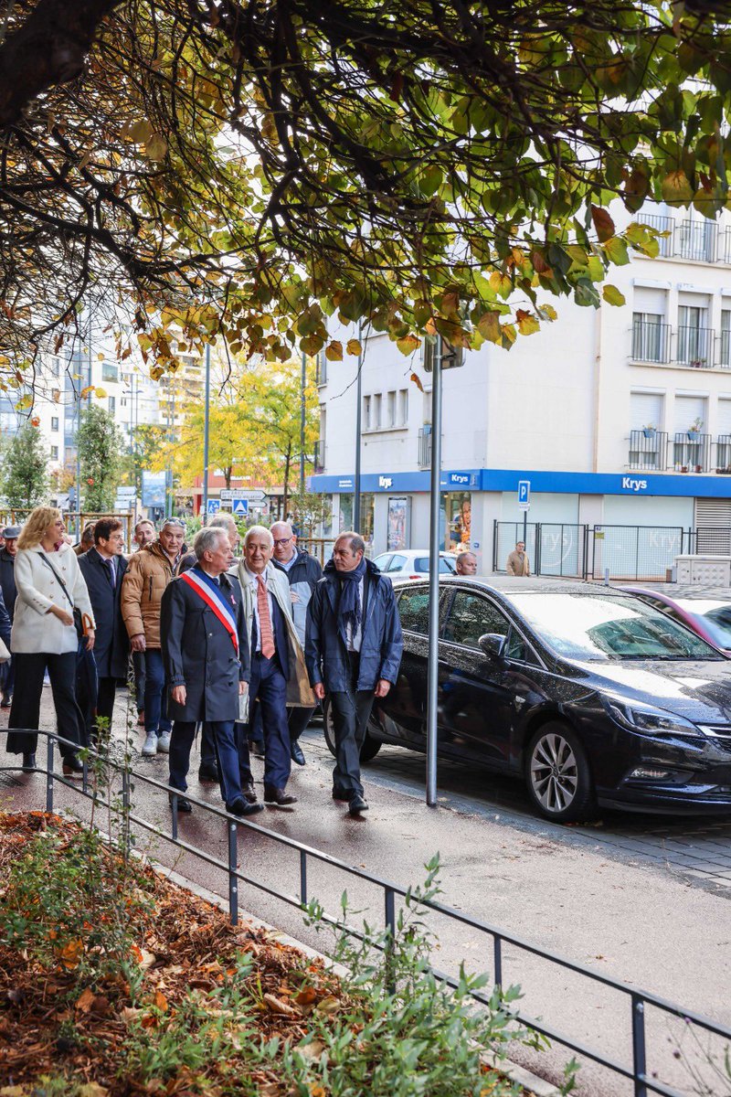 bgauducheau's tweet photo. 🚶♀️🚴♂️🚗 Ce matin, inauguration de la rue Raymond-Marcheron 
✅ Trottoirs végétalisés
✅ Vélorue sécurisée
✅ Espaces + accessibles
Un projet pour une Ville + verte, + apaisée et + agréable à vivre 💚
Merci à nos partenaires @hautsdeseinefr et @GPSO_SeineOuest 🙏 https://t.co/NmekwGXTS9