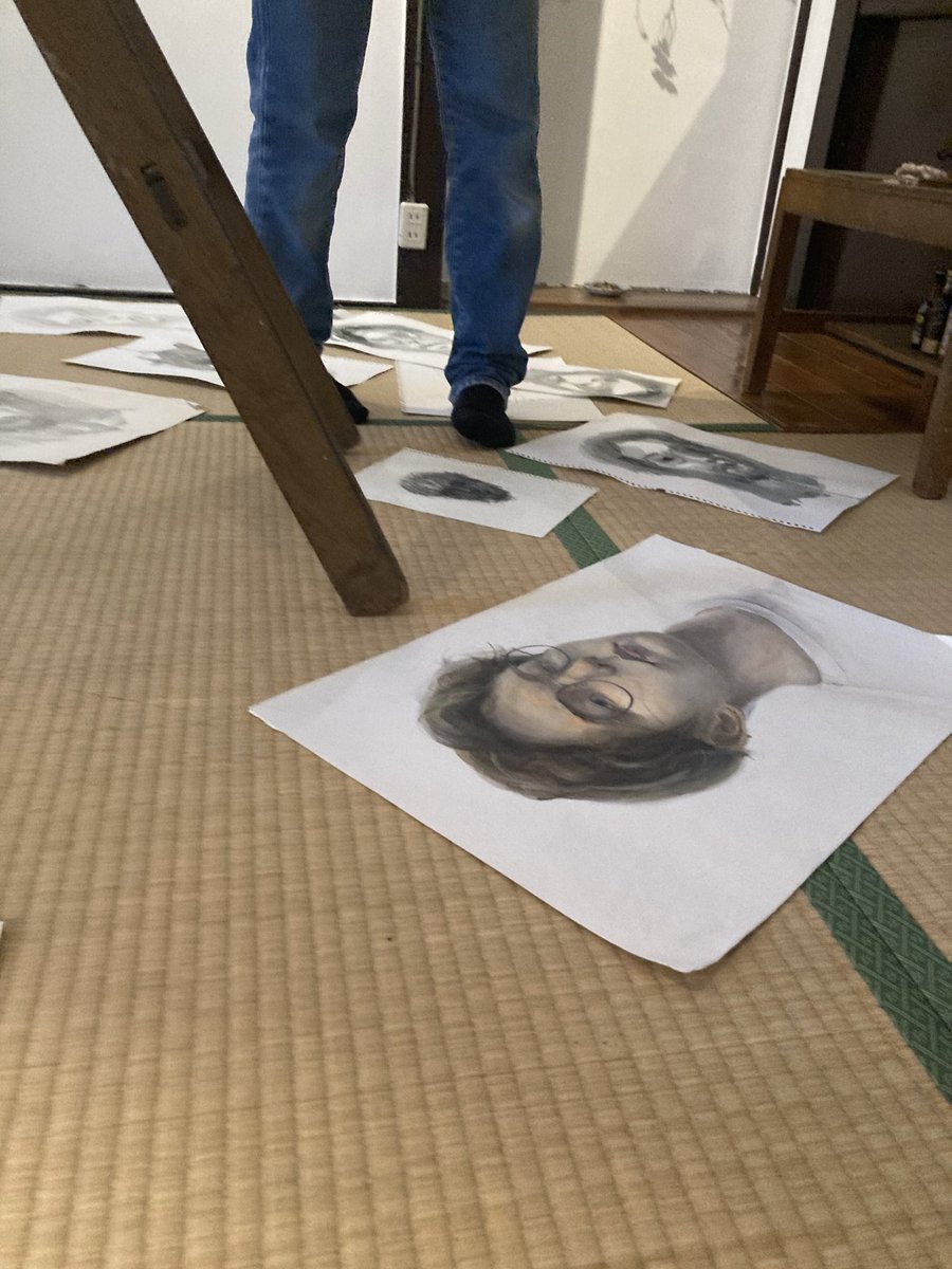 minimum_multi's tweet image. 荻窪のとあるアパートの一室で行われている個展『失踪者』@creep_crawly に、高校の時の同級生2人と行ってきた。
強烈な自我と静謐な絵画、細やかに組み立てられたインスタレーションの絶妙なバランスが凄まじい。…