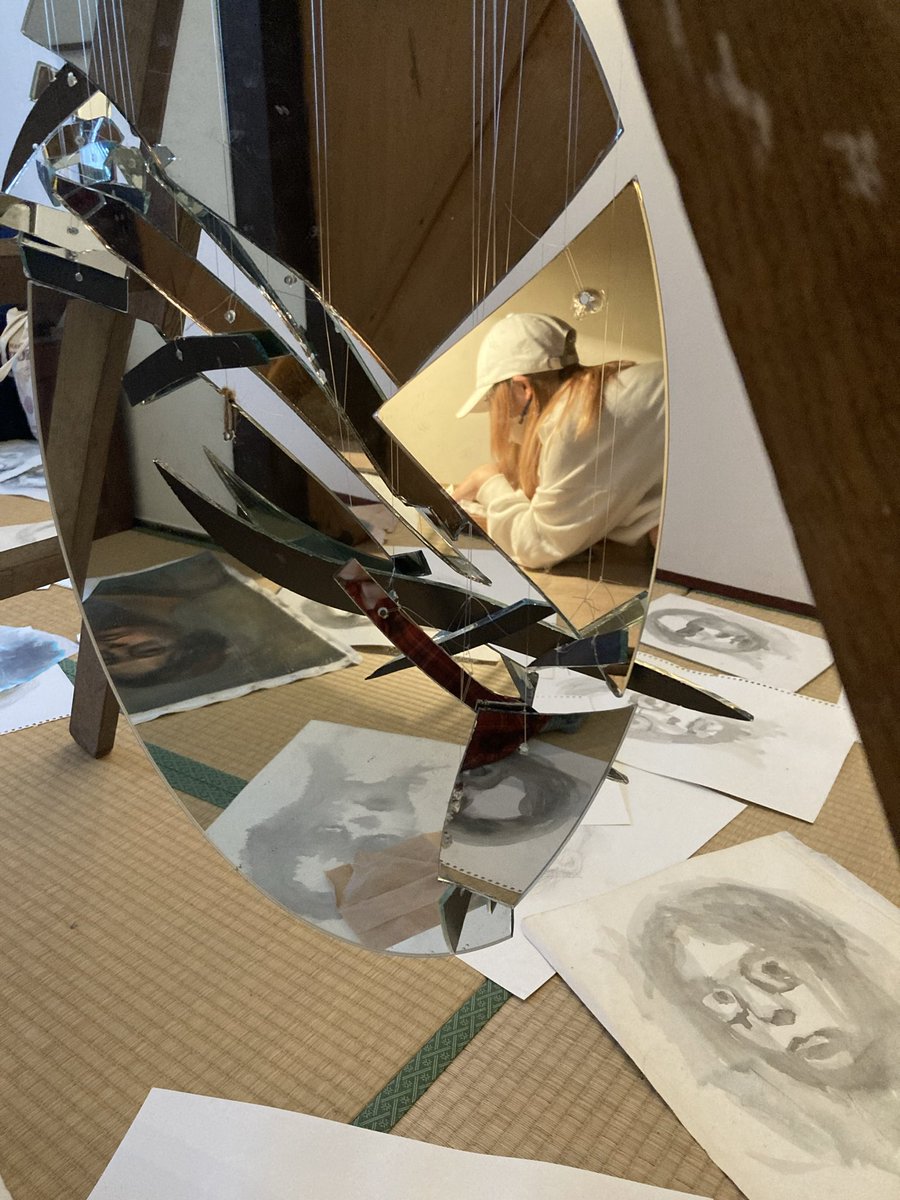 minimum_multi's tweet image. 荻窪のとあるアパートの一室で行われている個展『失踪者』@creep_crawly に、高校の時の同級生2人と行ってきた。
強烈な自我と静謐な絵画、細やかに組み立てられたインスタレーションの絶妙なバランスが凄まじい。…