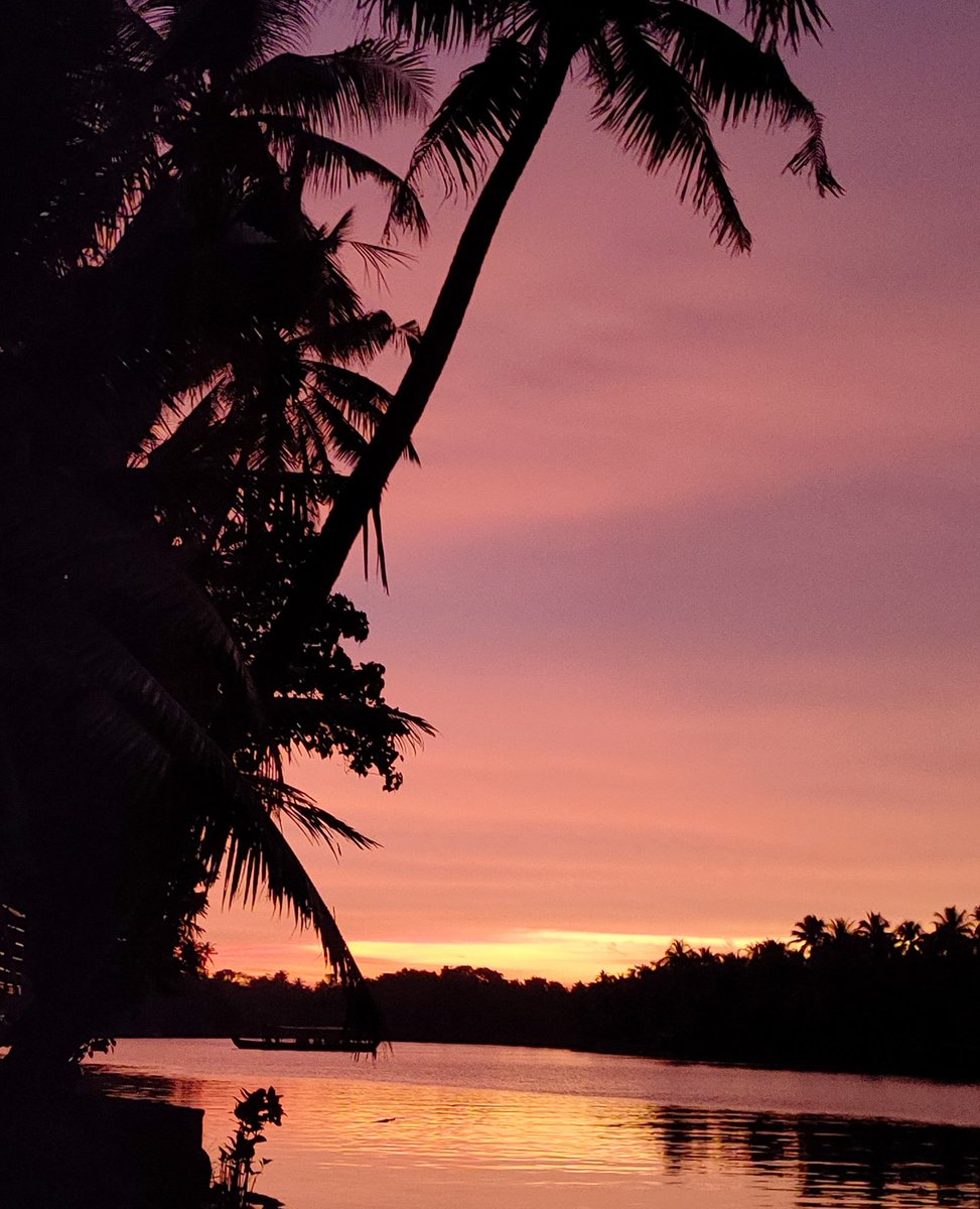 CtrlAltWritee's tweet image. Spent over two hours floating with the water today and trust me..if u ever want to introspect, rewind a little or dream ahead just sit by the waves. Water has this adorable habit of turning ur chaos into calm and handing u answers wrapped in ripples...