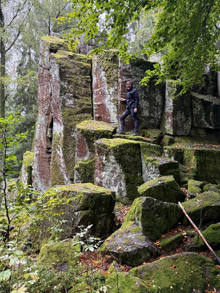 hochblau's tweet photo. Ganz schöne Dinger, die Steinblöcke. 😅😄

#Rhön #Steinwand #hochblau #Magazin https://t.co/tj8CDfBmQU