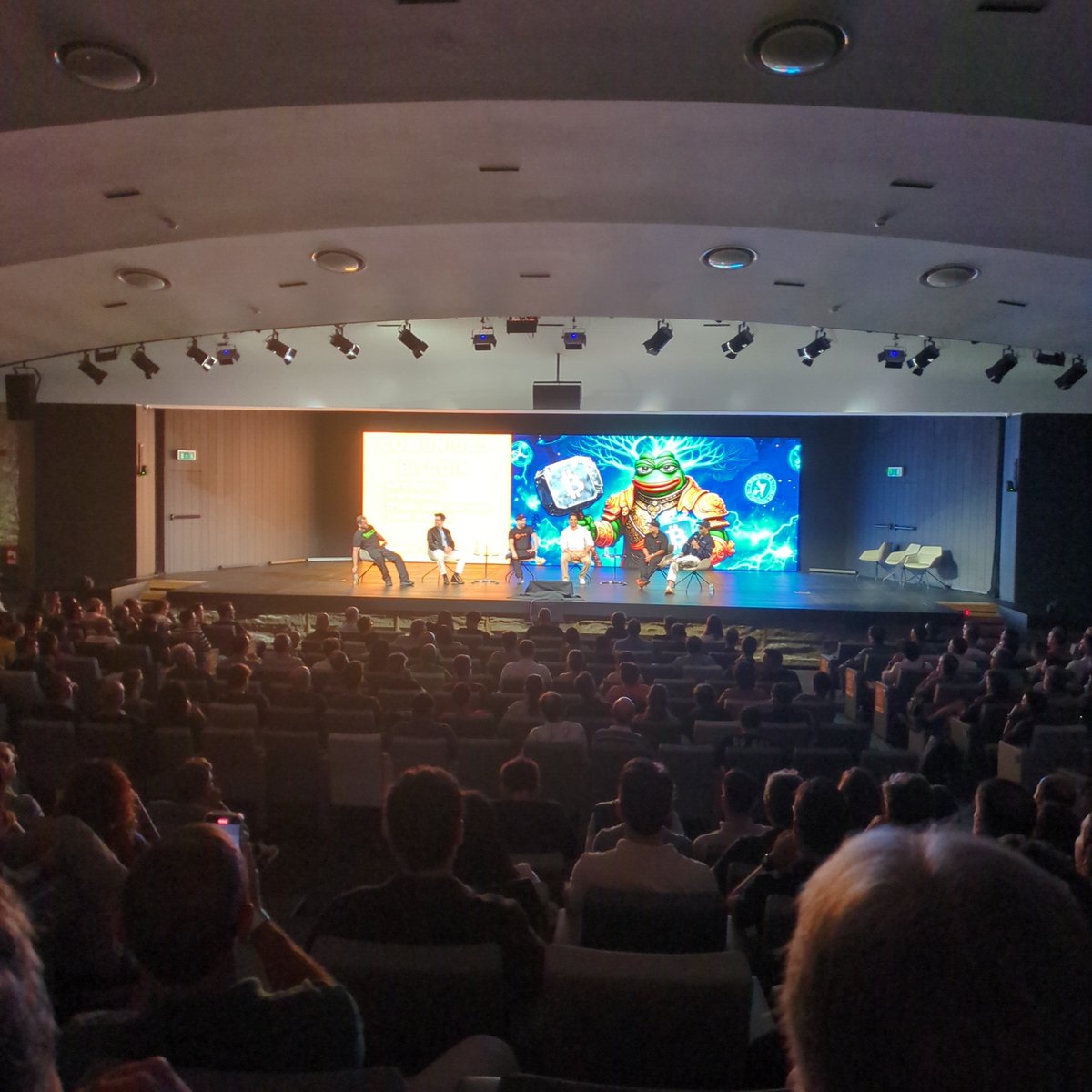 Ahora toca hablar de comunidades, atención <a href="/2140MEETUPS/">2140 MEETUPS</a>  en #WoB25