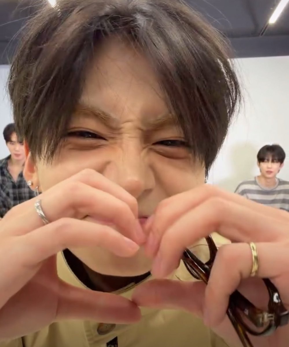 model ໒꒱⋆ tweet media