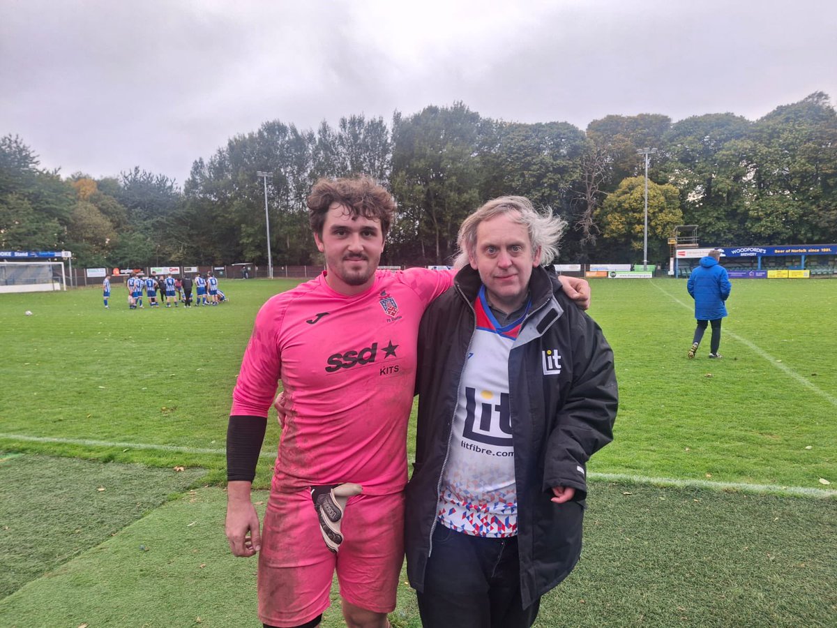 FC_Clacton's tweet image. 🚨| MOTM:

Today’s @litfibre Man of the Match was Finley Watts.👏🏻👏🏻

Pictured with loyal supporter and Commercial Manager Kris Burton.💙❤️

#Seasiders #FCC #Clacton #Essex