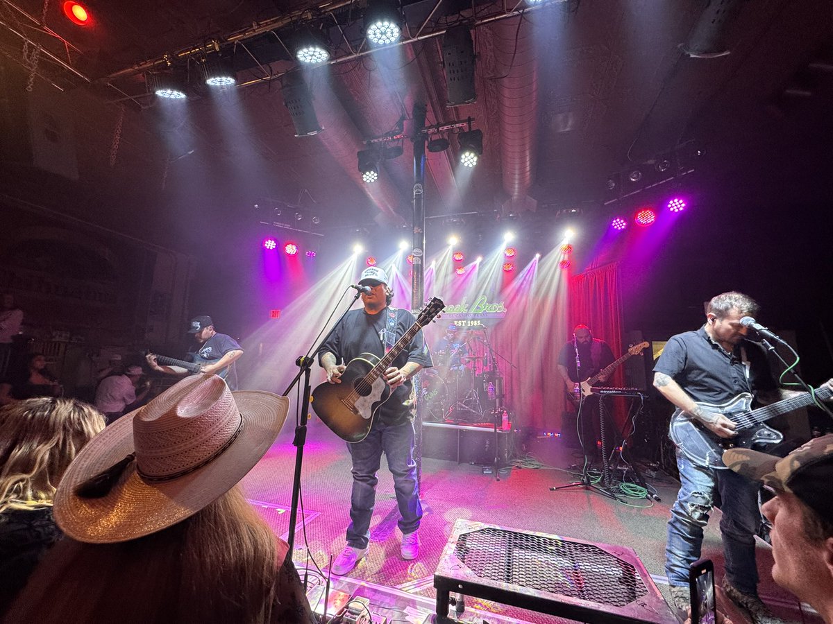 What an incredible show last night. The boys never fail to shred it up. Getting to meet them finally was amazing!! <a href="/gioandtheguns/">Giovannie Yanez</a>