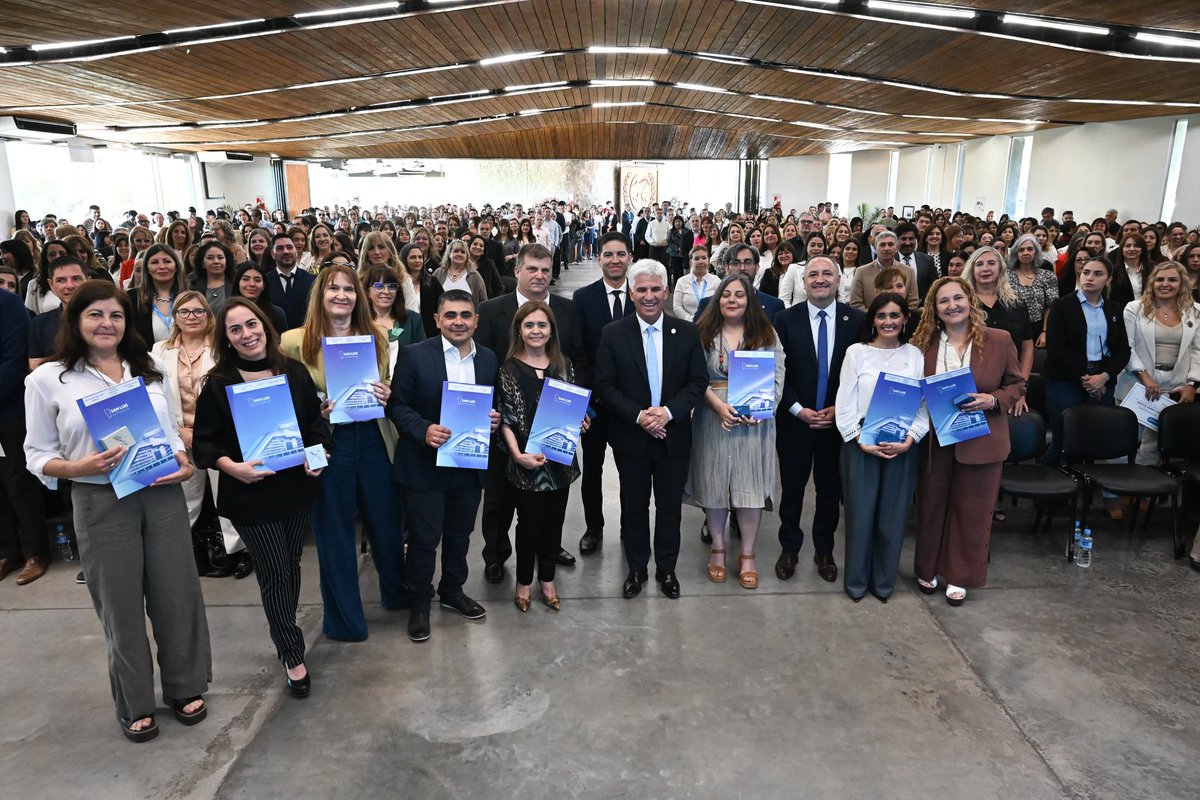 Un dia histórico para la EDUCACIÓN de la Provincia de San Luis; 209 DIRECTIVOS de Escuelas accedieron a sus cargos jerárquicos a partir de un CONCURSO que se desarrolló entre el año 2024 y 2025. Asumirán sus funciones en los próximos días. Felicitaciones y éxitos  !!!