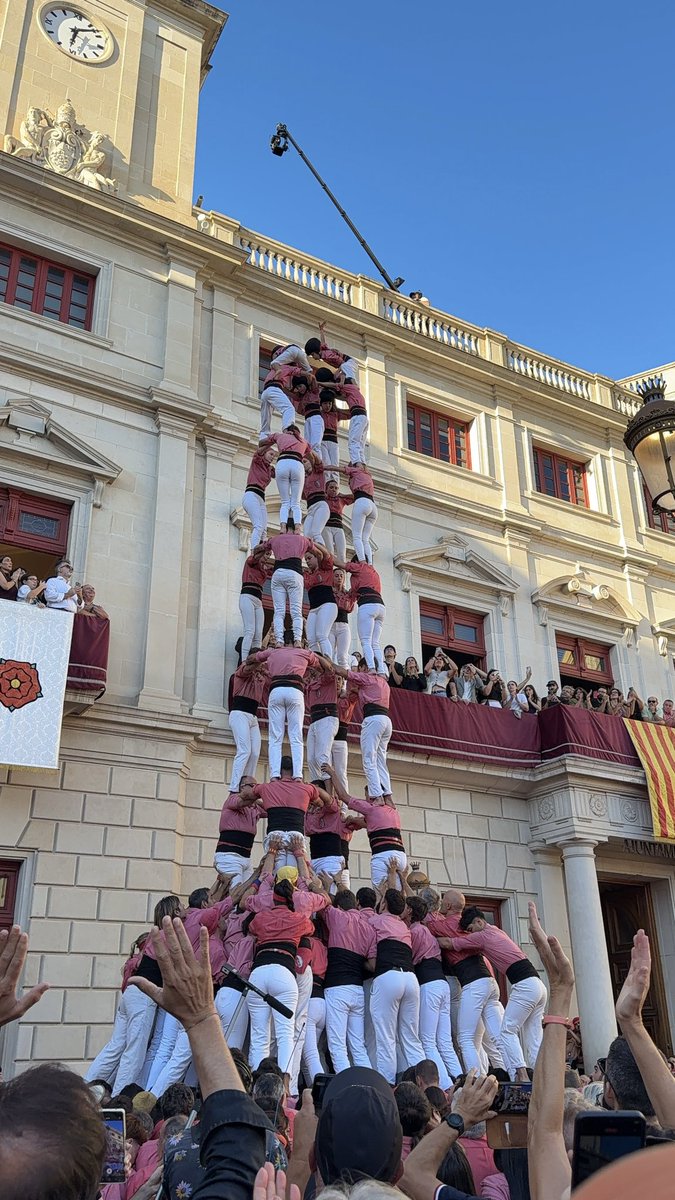 Comencem La Diada del Mercadal, a Reus, descarregant el 5d9f!
#castells #collavella