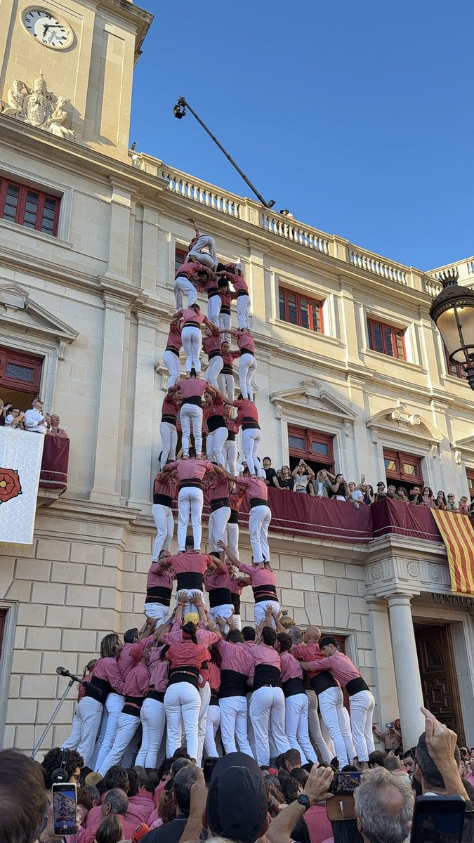 collavella's tweet photo. Comencem La Diada del Mercadal, a Reus, descarregant el 5d9f!
#castells #collavella https://t.co/ogWMkoe4mo